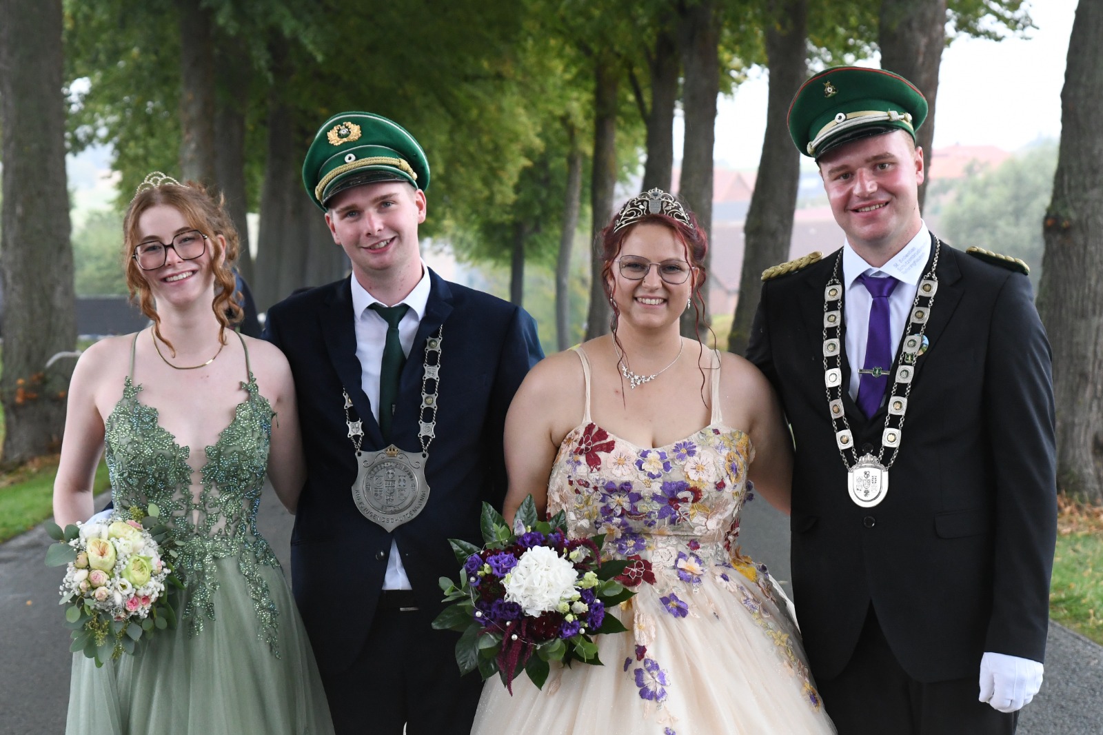 Foto: Rita Maurer | Kreisjugendkönigspaar Jannis Decker und Lena Lausen, Margaretha-Schützenbruderschaft Madfeld | Kreiskönigspaar René Schlechter und Lena Pradel, St. Sebastian Schützenverein Referingausen